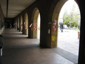 A courtyard in Stanford law school